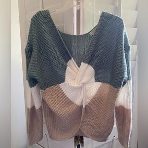 Cozy sweater with twist